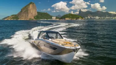 Lancha de luxo Flyer 44 une conforto, performance e estilo.