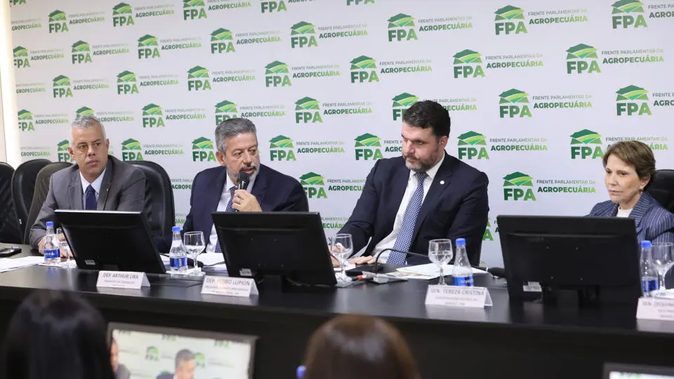 Deputados Evair Vieira de Mello (PL-MG), Arthur Lira (PP-AL) e Pedro Lupion (PP-PR), integrantes da FPA que votaram a favor da urgência do projeto de anistia, ao lado da senadora Tereza Cristina (PP-MS), durante reunião-almoço da bancada