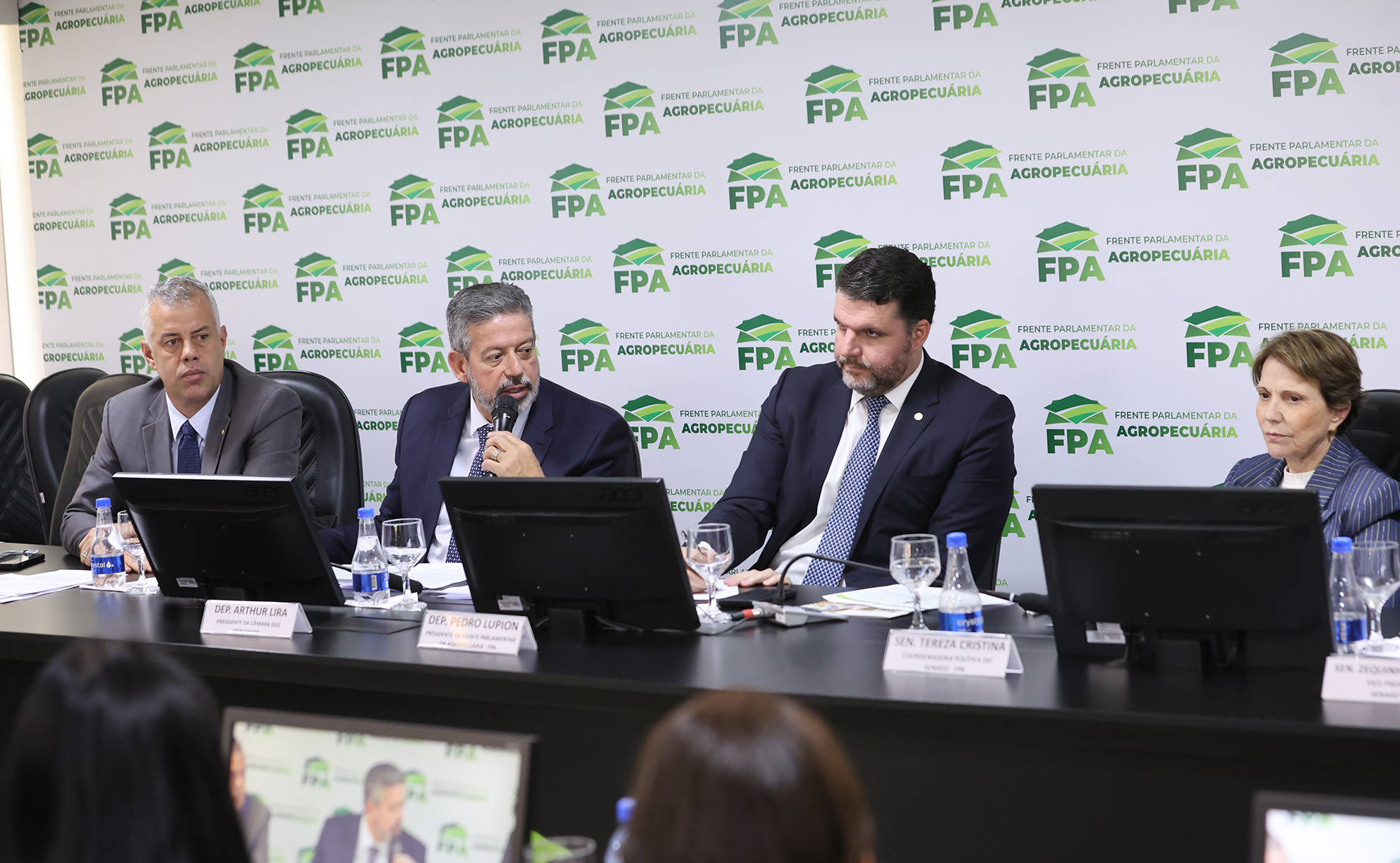 Deputados Evair Vieira de Mello (PL-MG), Arthur Lira (PP-AL) e Pedro Lupion (PP-PR), integrantes da FPA que votaram a favor da urgência do projeto de anistia, ao lado da senadora Tereza Cristina (PP-MS), durante reunião-almoço da bancada.