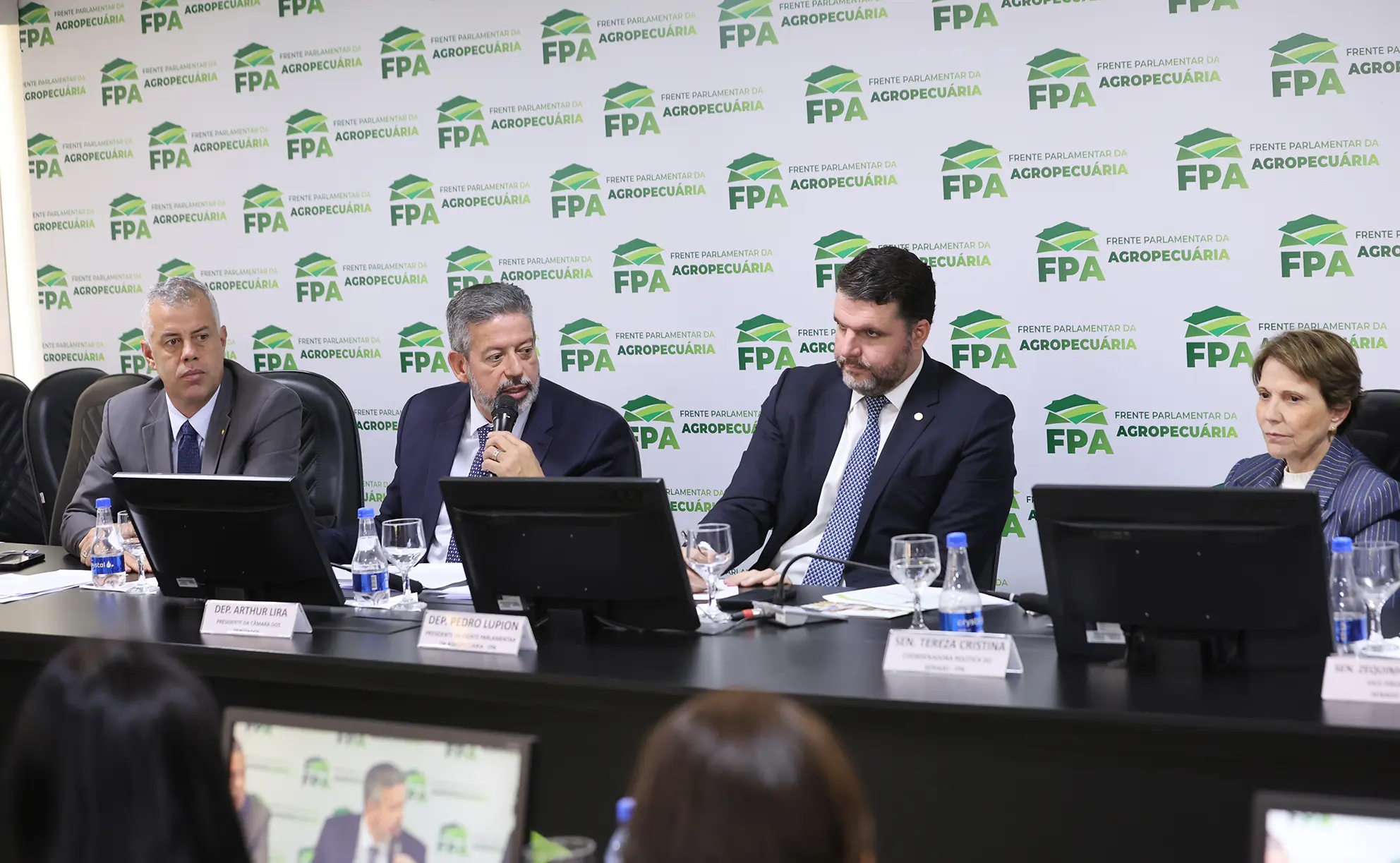 Deputados Evair Vieira de Mello (PL-MG), Arthur Lira (PP-AL) e Pedro Lupion (PP-PR), integrantes da FPA que votaram a favor da urgência do projeto de anistia, ao lado da senadora Tereza Cristina (PP-MS), durante reunião-almoço da bancada