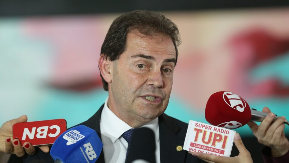 Relator dá novo rumo à anistia. STF pede explicações sobre PEC da Imunidade. Filho de ministro é alvo de CPMI