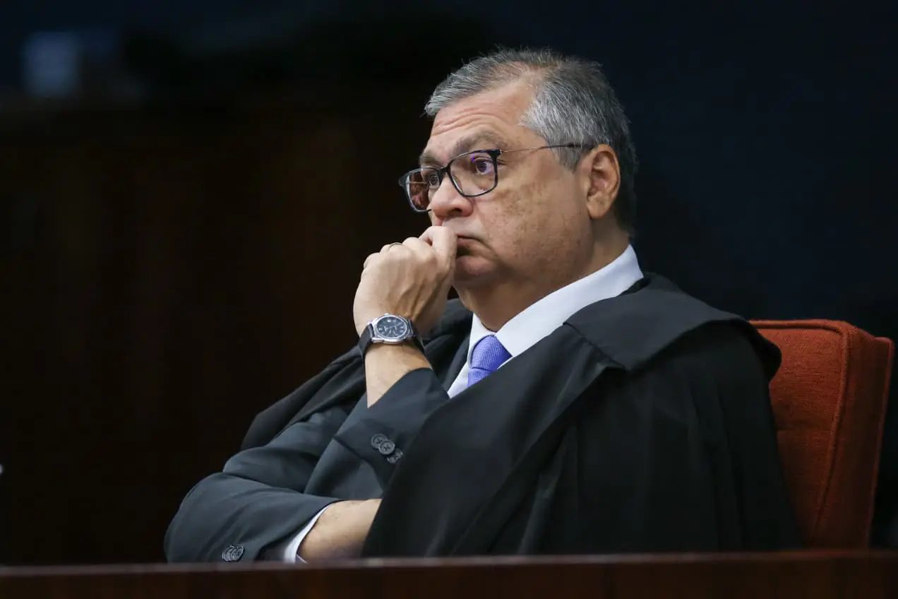 Sem citar Eduardo, Dino afirma que mandato de deputado não pode ser 100% remoto