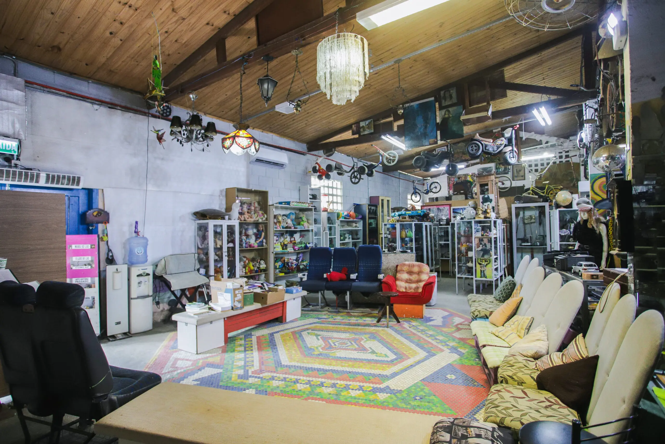 O Museu do Lixo, com 40 mil objetos recuperados do lixo, contribui para a educação ambiental.