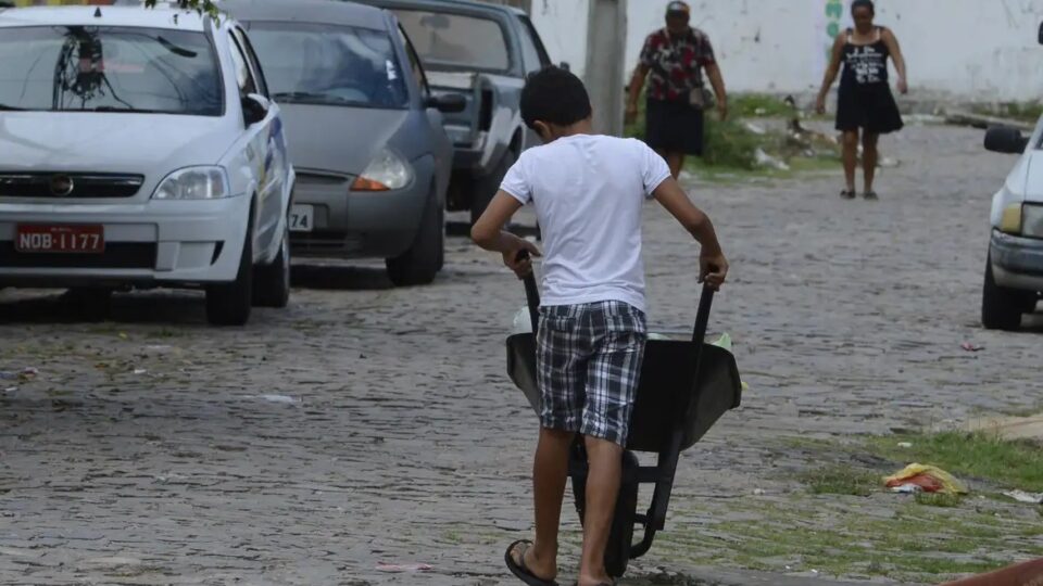 Trabalho infantil cresce no Brasil no segundo ano do governo Lula