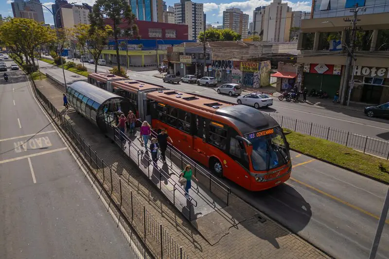 O edital da licitação da nova concessão do transporte público de Curitiba deve ser publicado em novembro, com leilão na B3, em São Paulo, em janeiro de 2026
