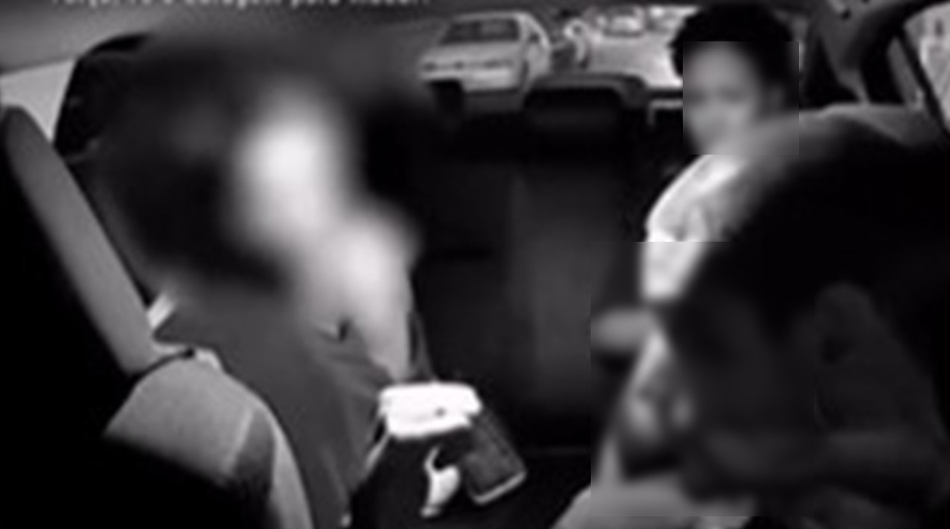 Vídeo gravado por câmera instalada no veículo mostra a assessora batendo na câmera do carro, xingando o motorista e agredindo o rosto do condutor