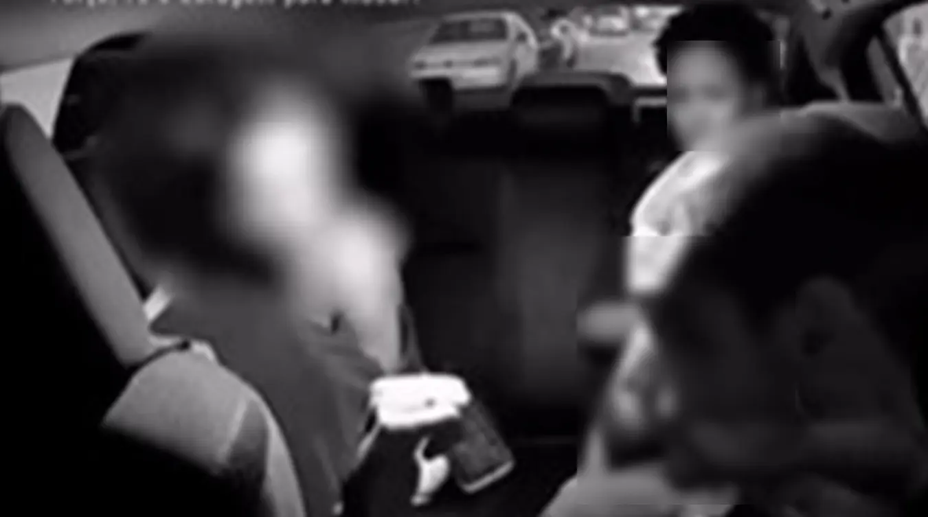 Vídeo gravado por câmera instalada no veículo mostra a assessora batendo na câmera do carro, xingando o motorista e agredindo o rosto do condutor