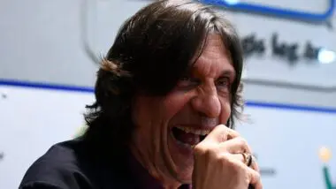 Quem viu Eduardo Bueno em quadros na Globo, ou no programa de Jô Soares, não o reconhece nos vídeos em que chega a beirar o surto