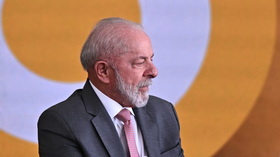 Regra de Lula para salário mínimo é bomba-relógio que pode travar o governo