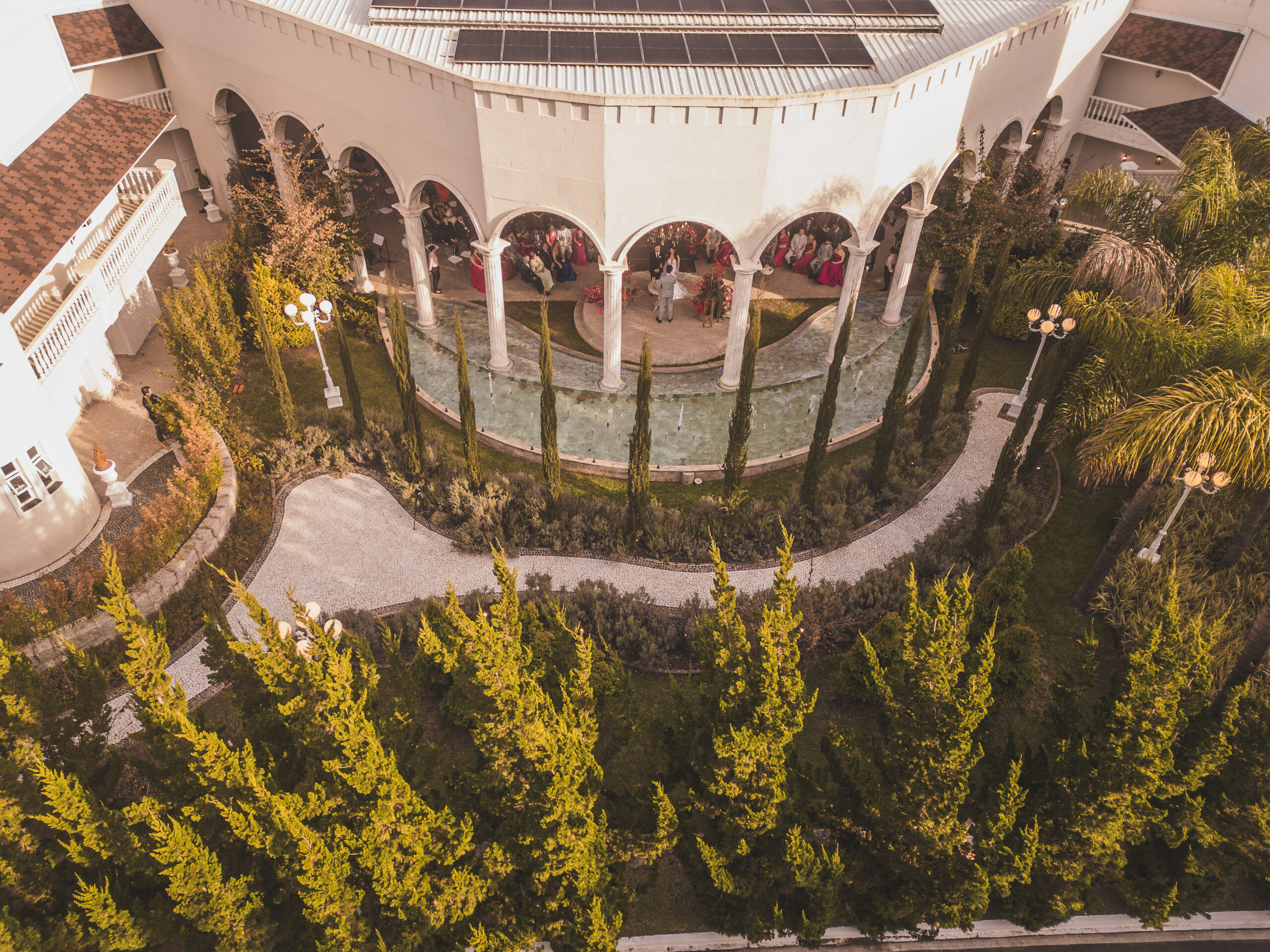 Majestoso e atemporal. Nossa arquitetura, inspirada nos castelos europeus, não apenas impõe respeito, mas também convida você a viver um verdadeiro sonho de realeza.