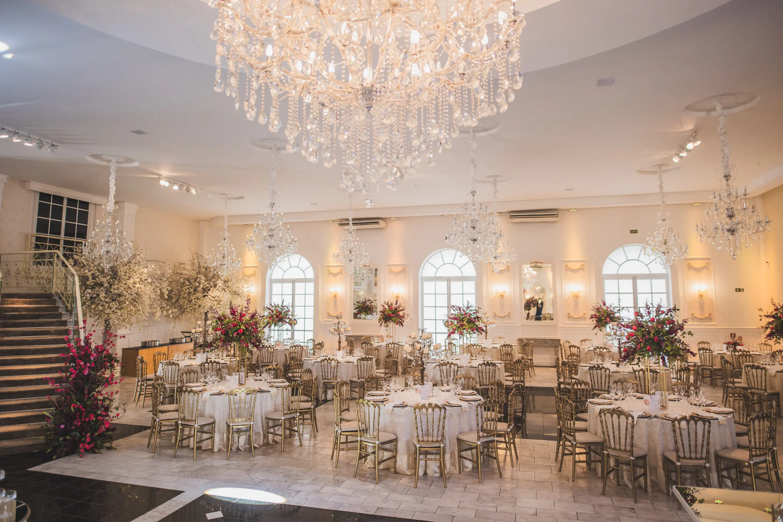 Onde a gastronomia se une à realeza. Cada mesa é um convite a uma experiência de sabor e sofisticação, em um ambiente que reflete a grandiosidade dos seus sonhos