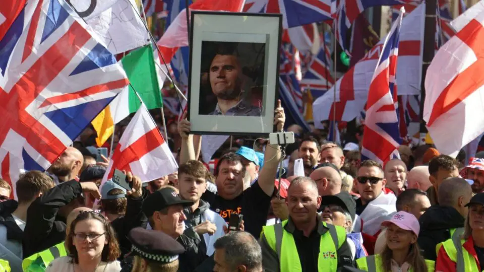 Manifestantes homenageiam Charlie Kirk em Londres, em 13 de setembro: guinada no Ocidente?