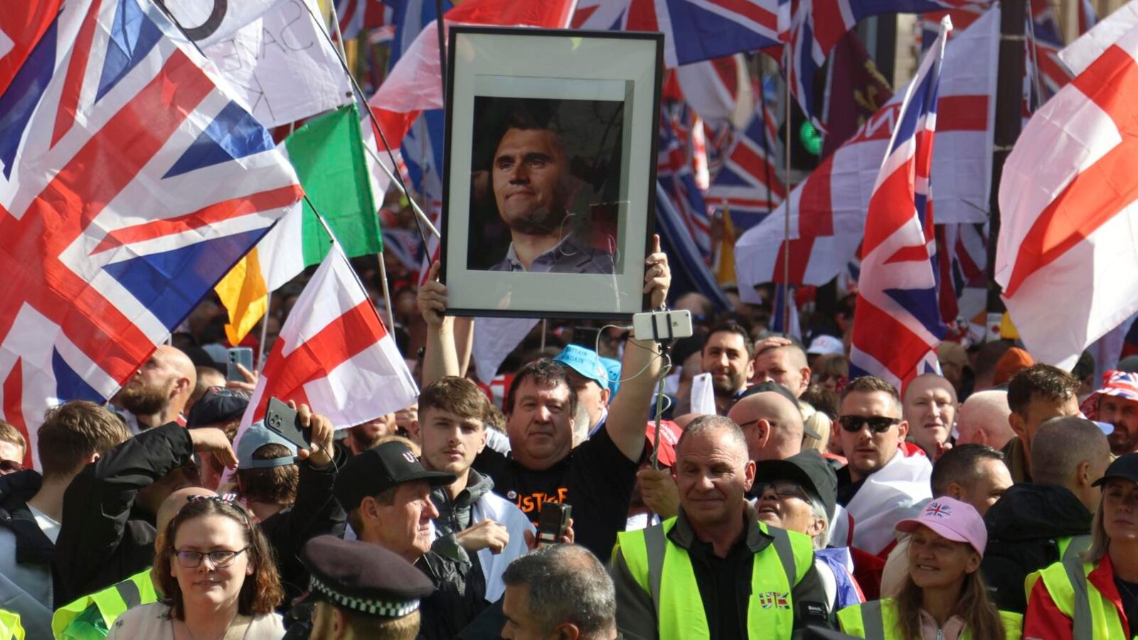 Manifestantes homenageiam Charlie Kirk em Londres, em 13 de setembro: guinada no Ocidente?