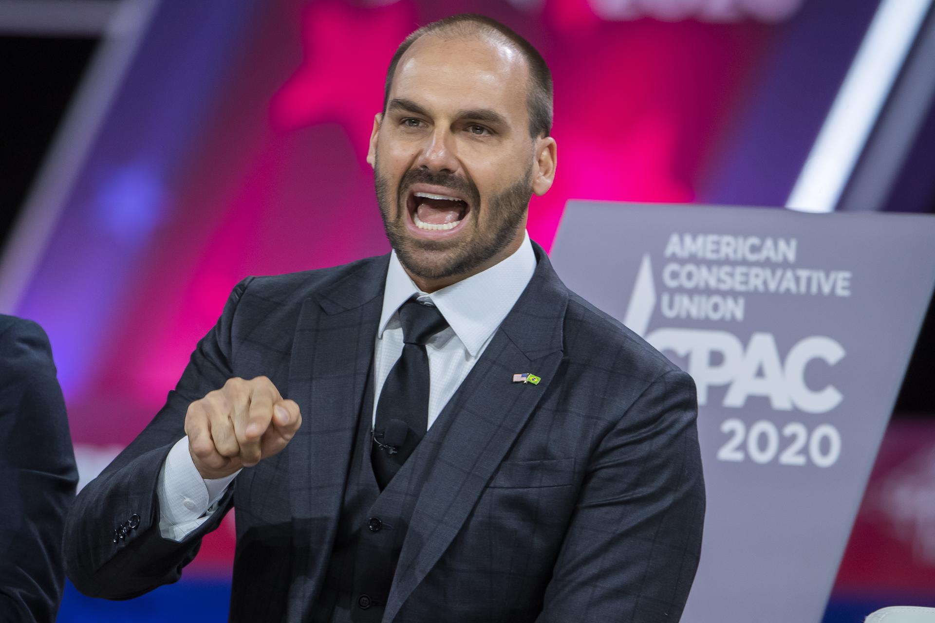 Eduardo Bolsonaro criticou Paulinho da Força e afirmou que Temer “não tem palavra”.