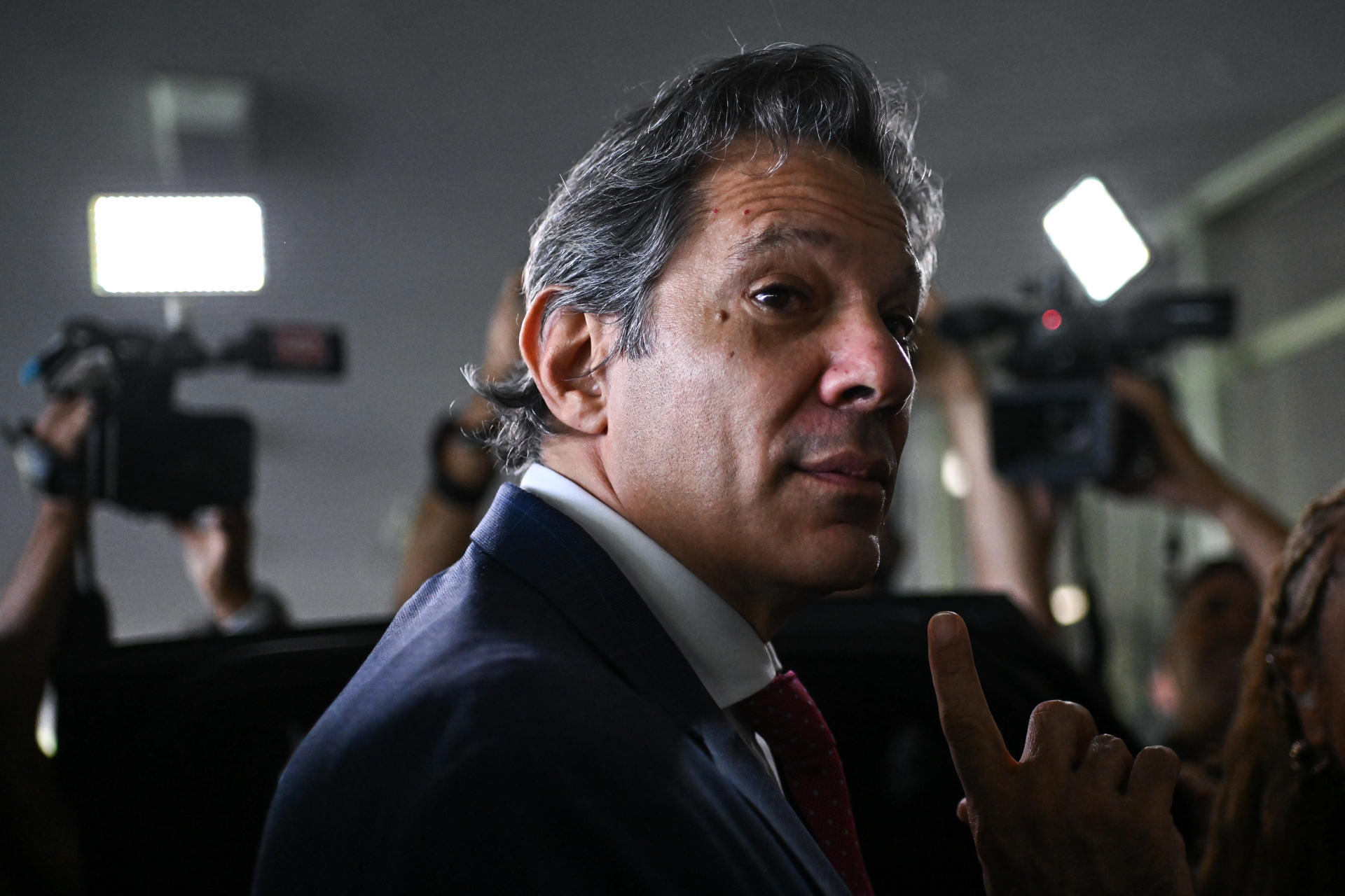 Haddad ficará no Brasil para acompanhar a possível votação da isenção do IR.