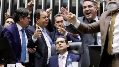 Ocupação da Mesa por deputados da oposição.