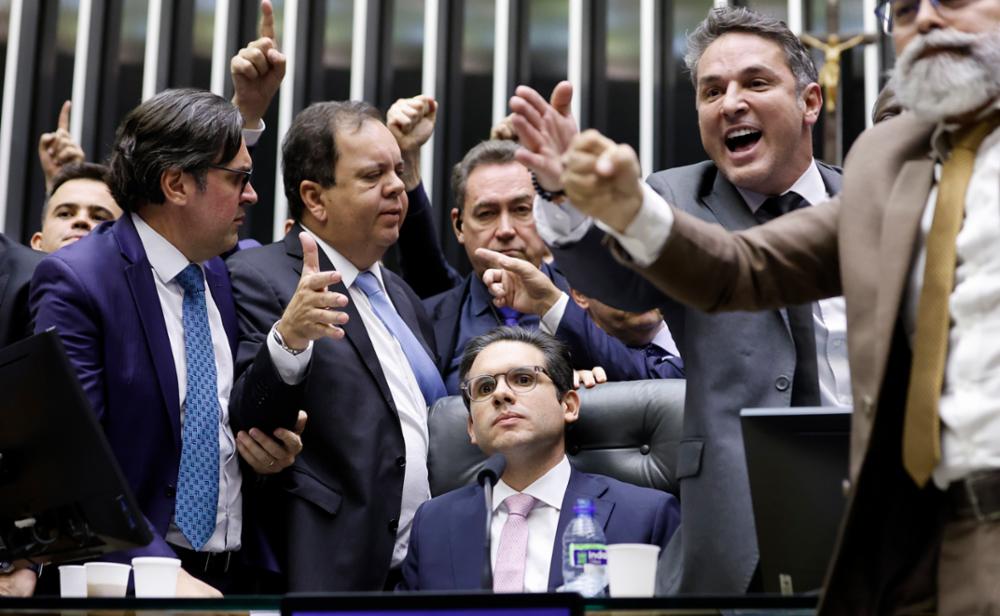 Parlamentares ocuparam Mesa em ato pela anistia e pelo fim do foro privilegiado.