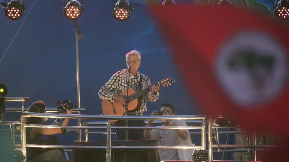 Cantores e artistas protestam contra a anistia.