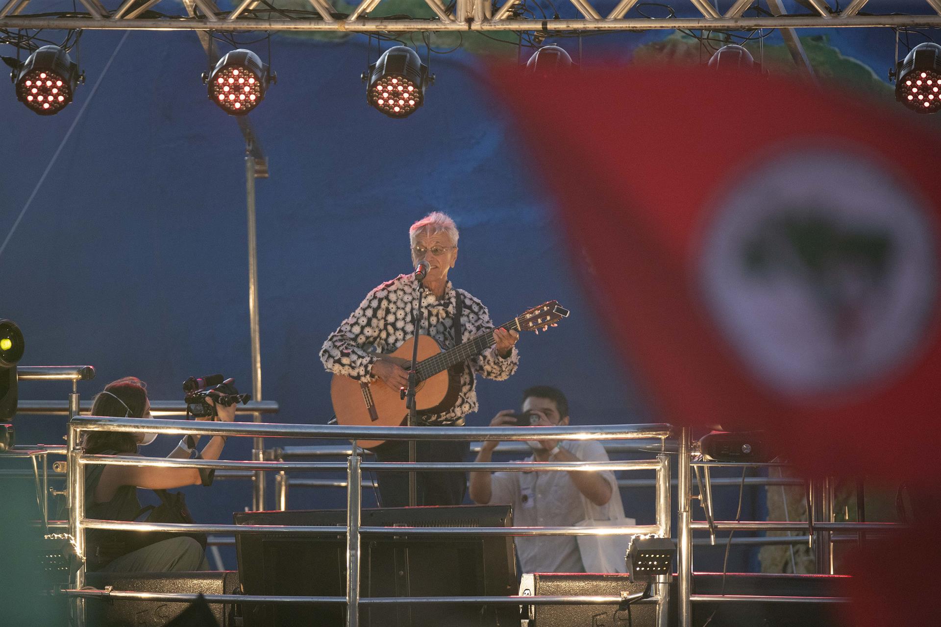 Caetano Veloso é alvo de críticas após convocar público nas redes sociais para ato em Copacabana.