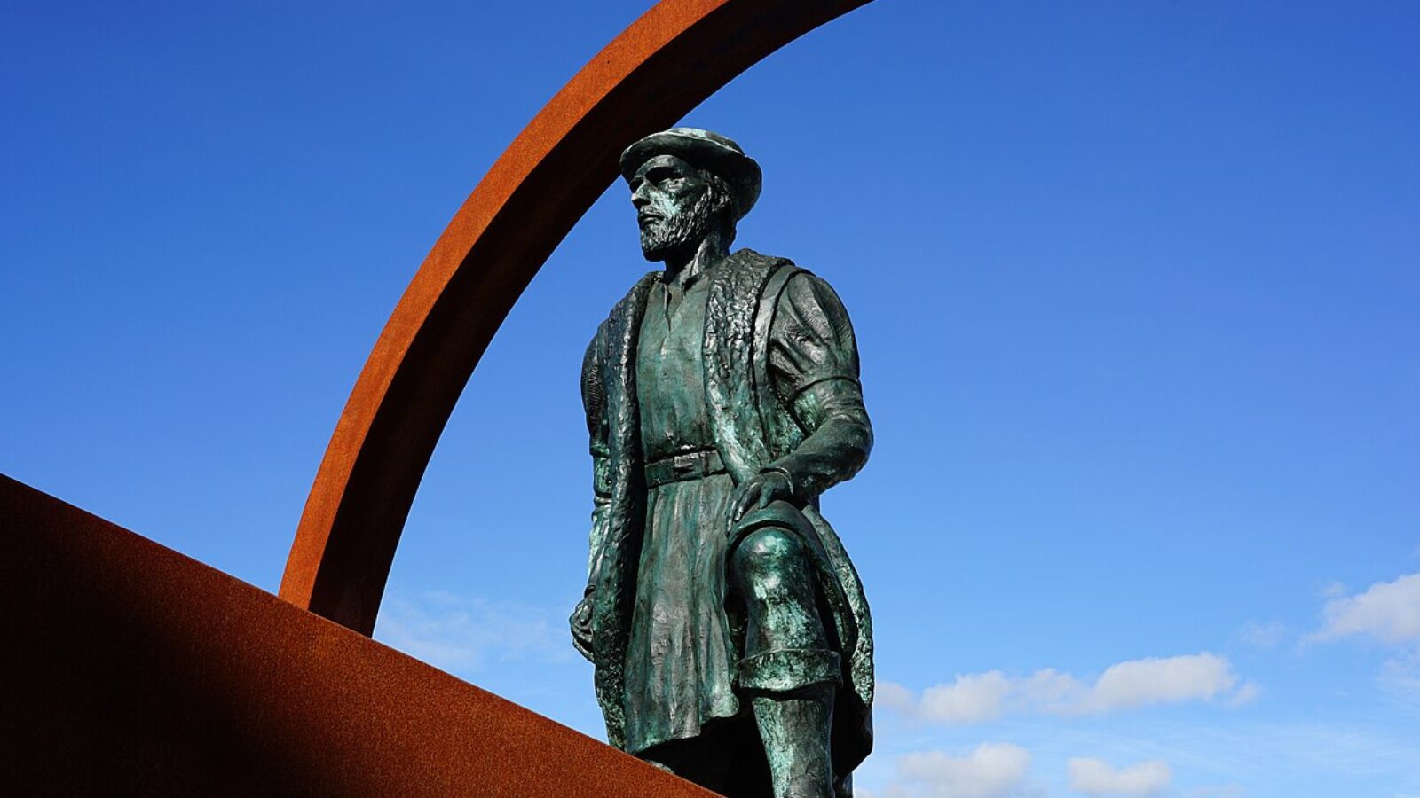 Estátua de Fernão de Magalhães em Ponte da Barca, Portugal: volta ao mundo teve parada no Brasil.