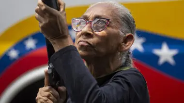 Maduro treina a população civil contra invasão dos EUA.