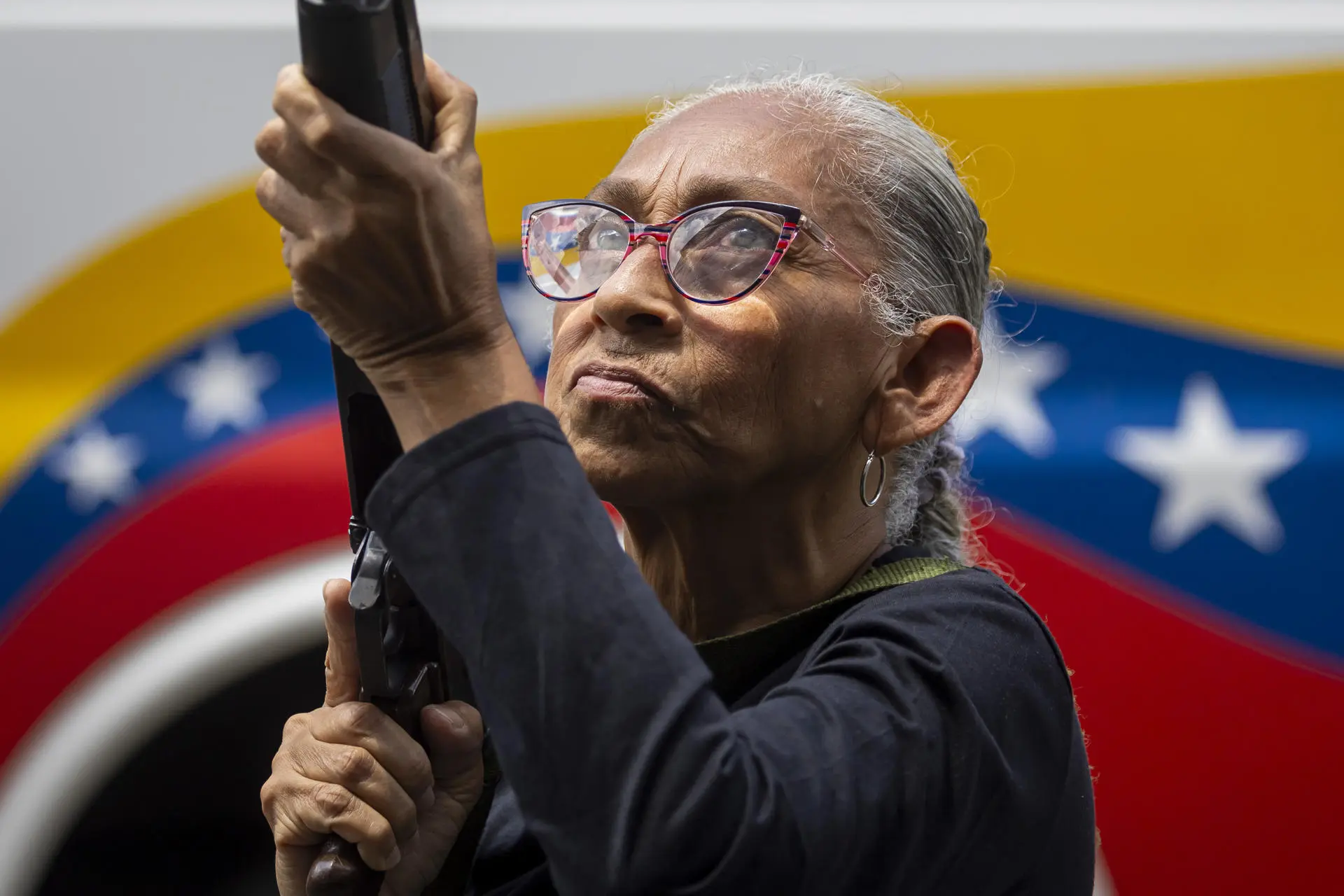 Maduro treina a população civil contra invasão dos EUA.