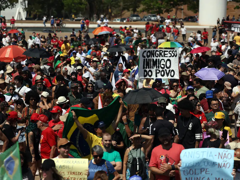 Militância pressiona Congresso em Brasília após avanço da anistia e PEC da Imunidade.