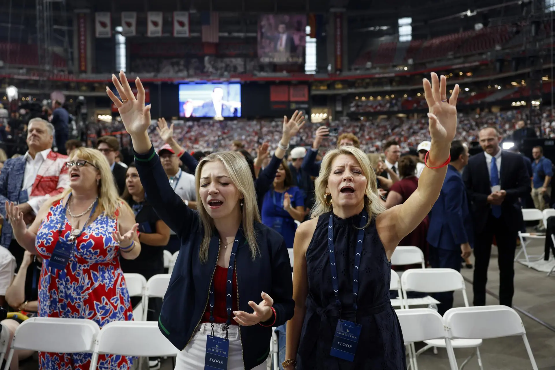 Funderal de Charlie Kirk começa com presença de milhares de pessoasl