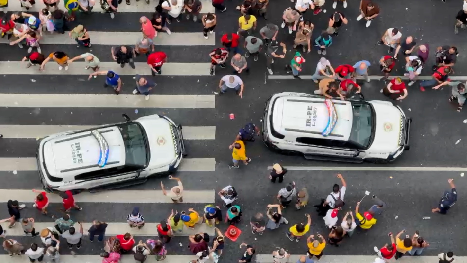 Viaturas da Guarda Civil tentam liberar uma faixa da Avenida Paulista durante ato da esquerda
