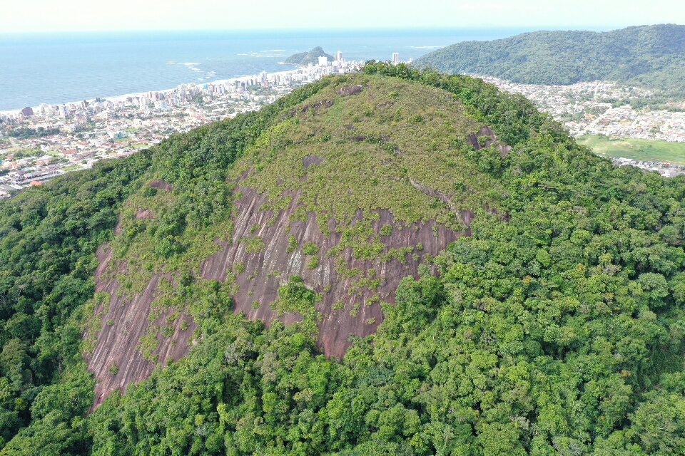 Acordo entre ICMBio e Incra abre caminho para regularização do Morro do Escalvado, permitindo melhorias em infraestrutura turística e segurança para visitantes.
