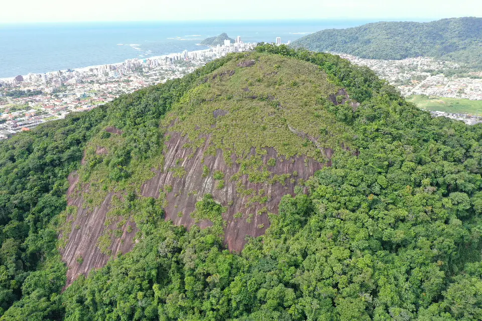 Volta do teleférico a Matinhos: acordo entre ICMBio e Incra abre caminho para regularização do Morro do Escalvado, permitindo melhorias em infraestrutura turística e segurança para visitantes.