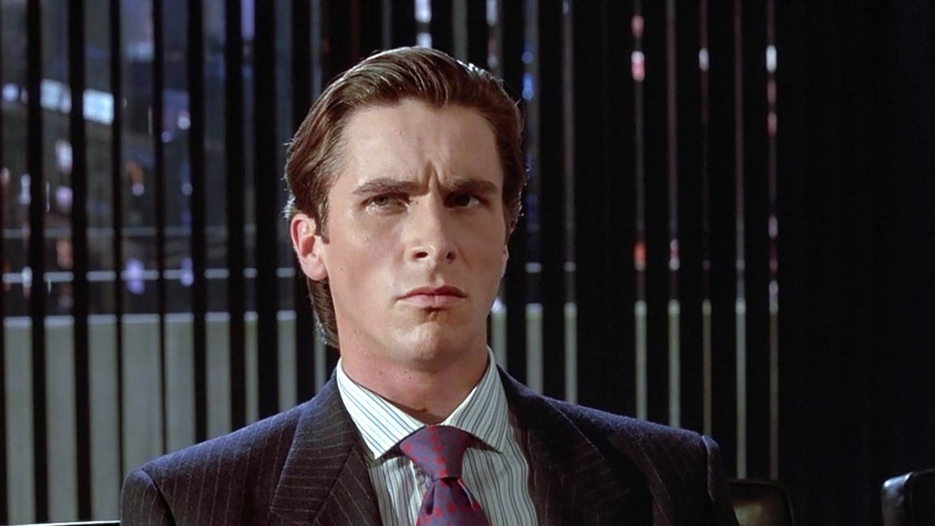 O inglês Christian Bale no papel de Patrick Bateman em &#8220;Psicopata Americano&#8221;