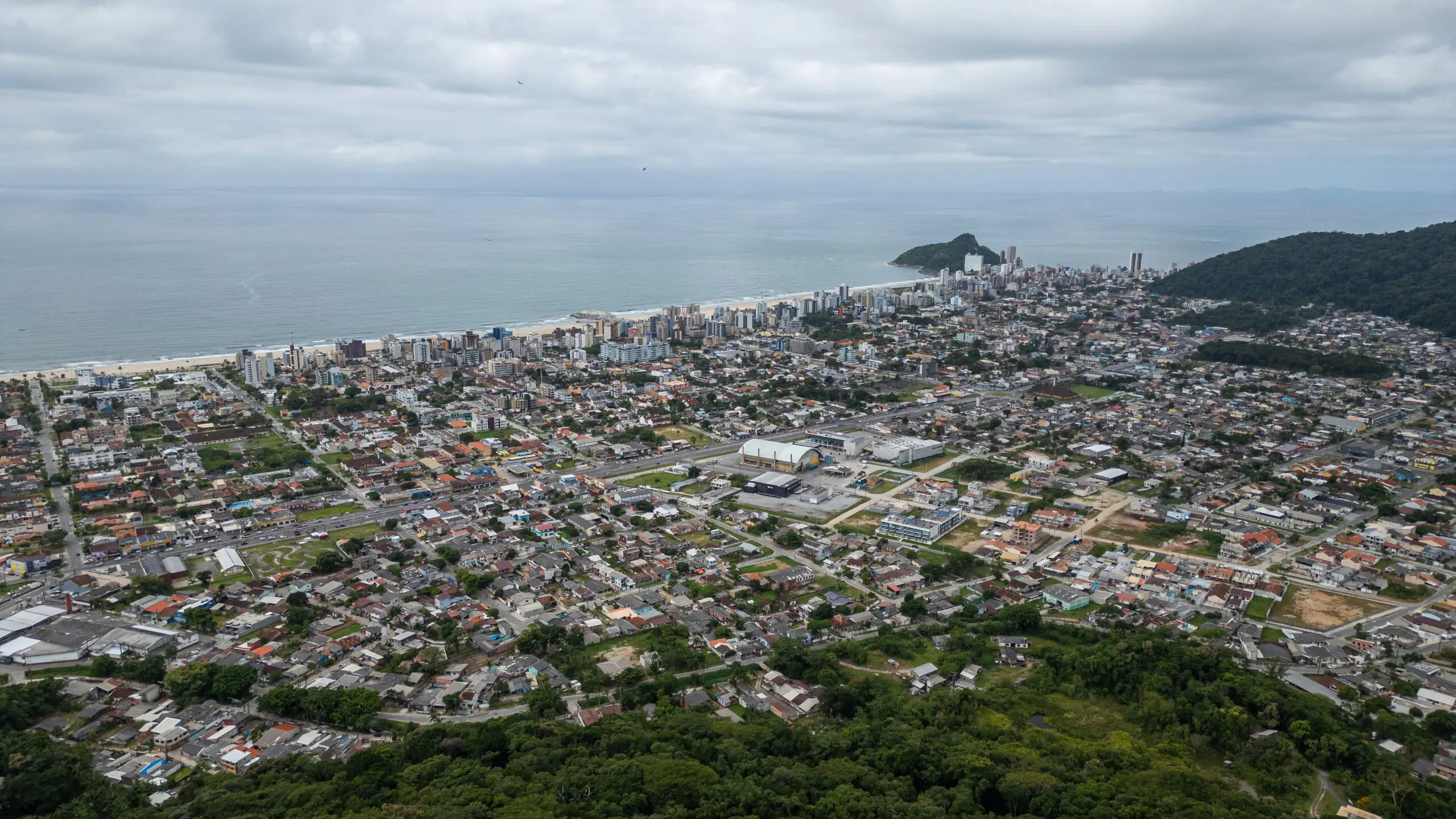 Distante cerca de 500 metros do centro da cidade, o Morro do Escalvado ficou conhecido por ter um teleférico que foi sucesso entre veranistas e turistas de Matinhos na década de 1990.