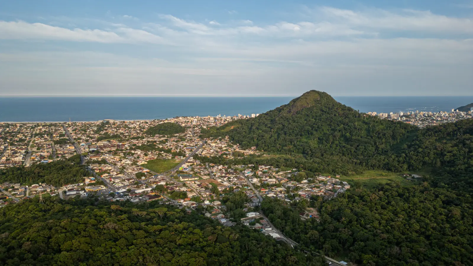 Para além do teleférico em Matinhos: a trilha do Morro do Escalvado tem 800 metros, exige preparo físico moderado e leva cerca de 40 minutos até o mirante natural.