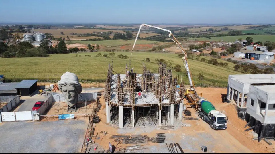 Construção da estátua de 70 metros de São Miguel Arcanjo deve ser concluída em dois anos.