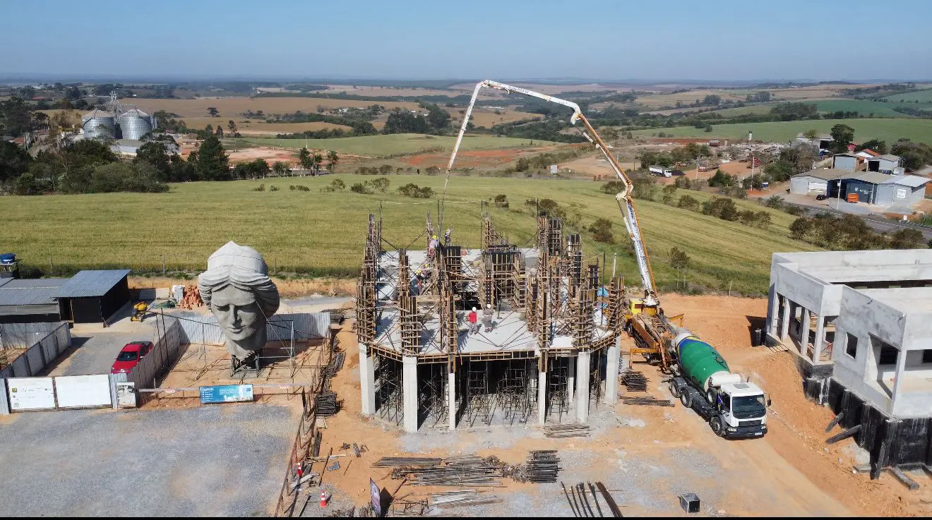 Construção da estátua de 70 metros de São Miguel Arcanjo deve ser concluída em dois anos.