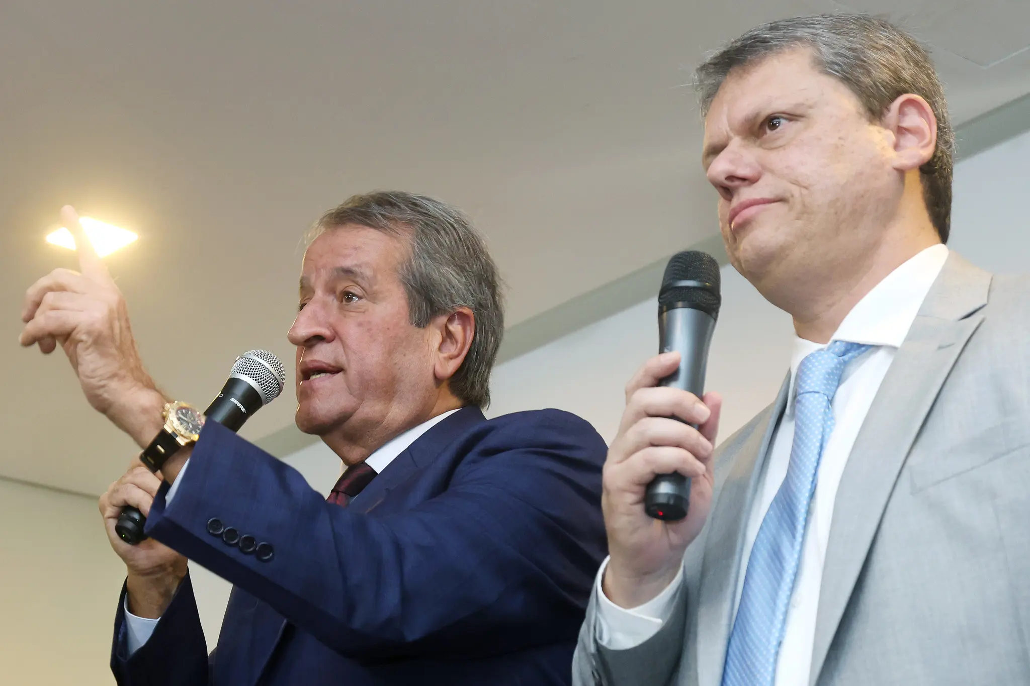 Presidente do PL, Valdemar Costa Neto, ao lado de Tarcísio de Freitas.