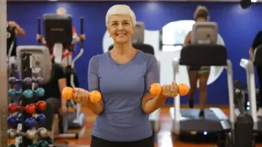 Diferença de mais de cinco anos na expectativa de vida evidencia desigualdades regionais no Brasil.