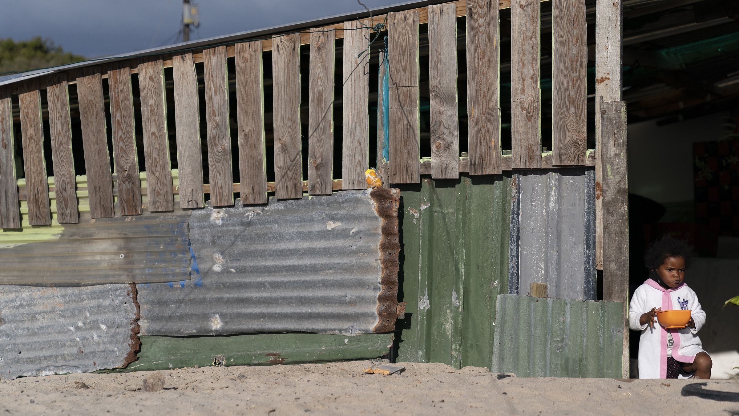 Foto de 2020 mostra favela na África do Sul: região regrediu economicamente desde a descolonização, no século 20.