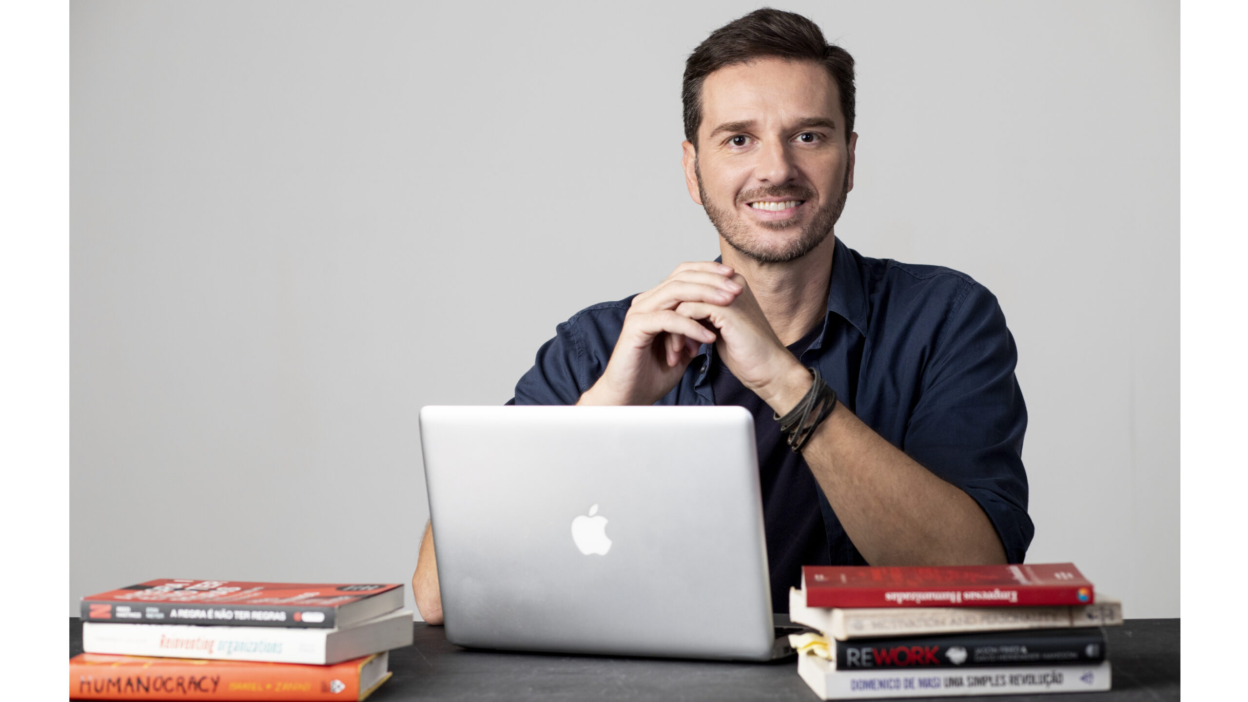 Alexandre Pellaes, professor, pesquisador e palestrante sobre as tendências para o futuro do trabalho e modelos de gestão