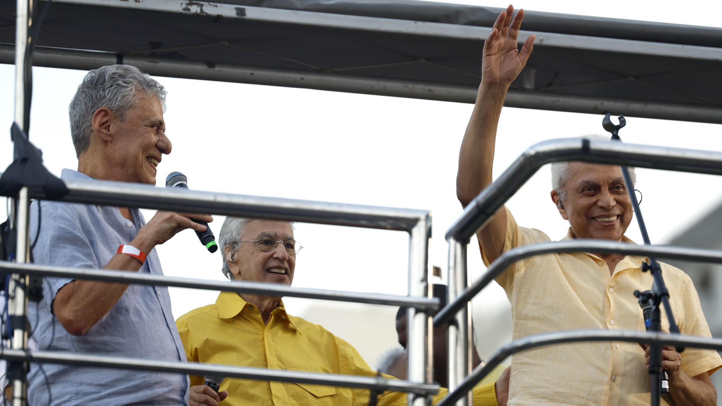 Chico Buarque, Caetano Veloso e Paulinho da Viola em protesto contra a anistia no Rio de Janeiro.