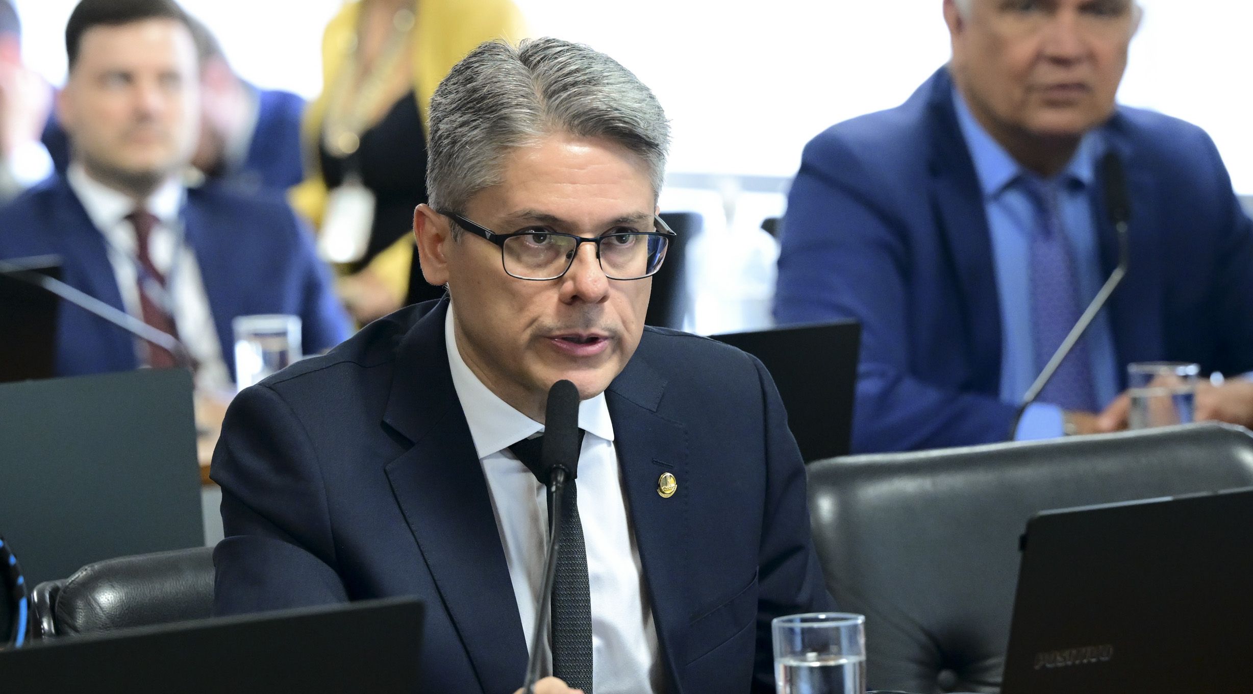 O senador Alessandro Vieira, relator da PEC da Imunidade na CCJ do Senado, na sessão que votou pela rejeição da proposta.