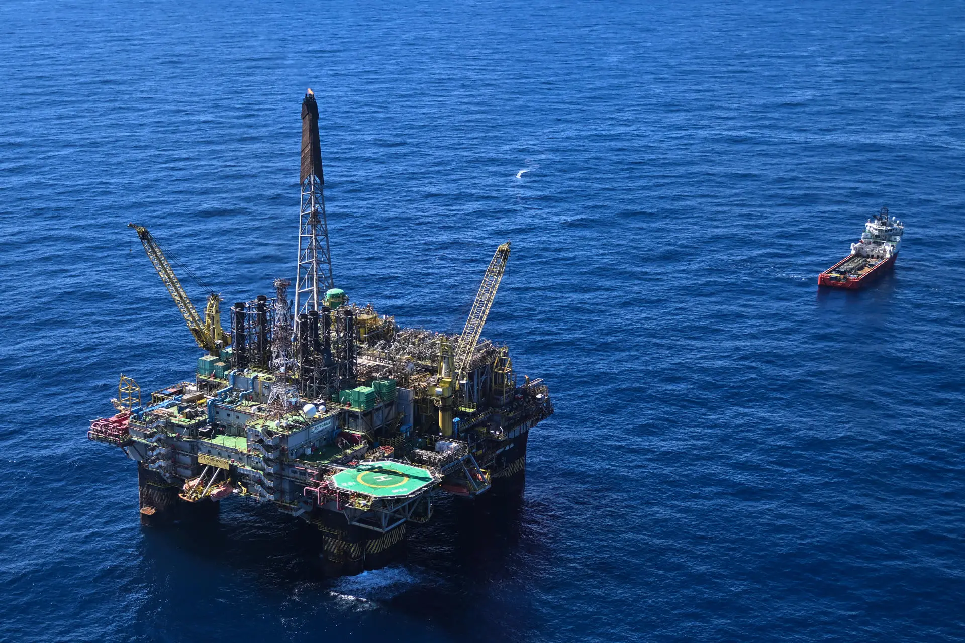 Ibama aprova última fase de licença para Petrobras explorar Foz do Amazonas; Alcolumbre comemora