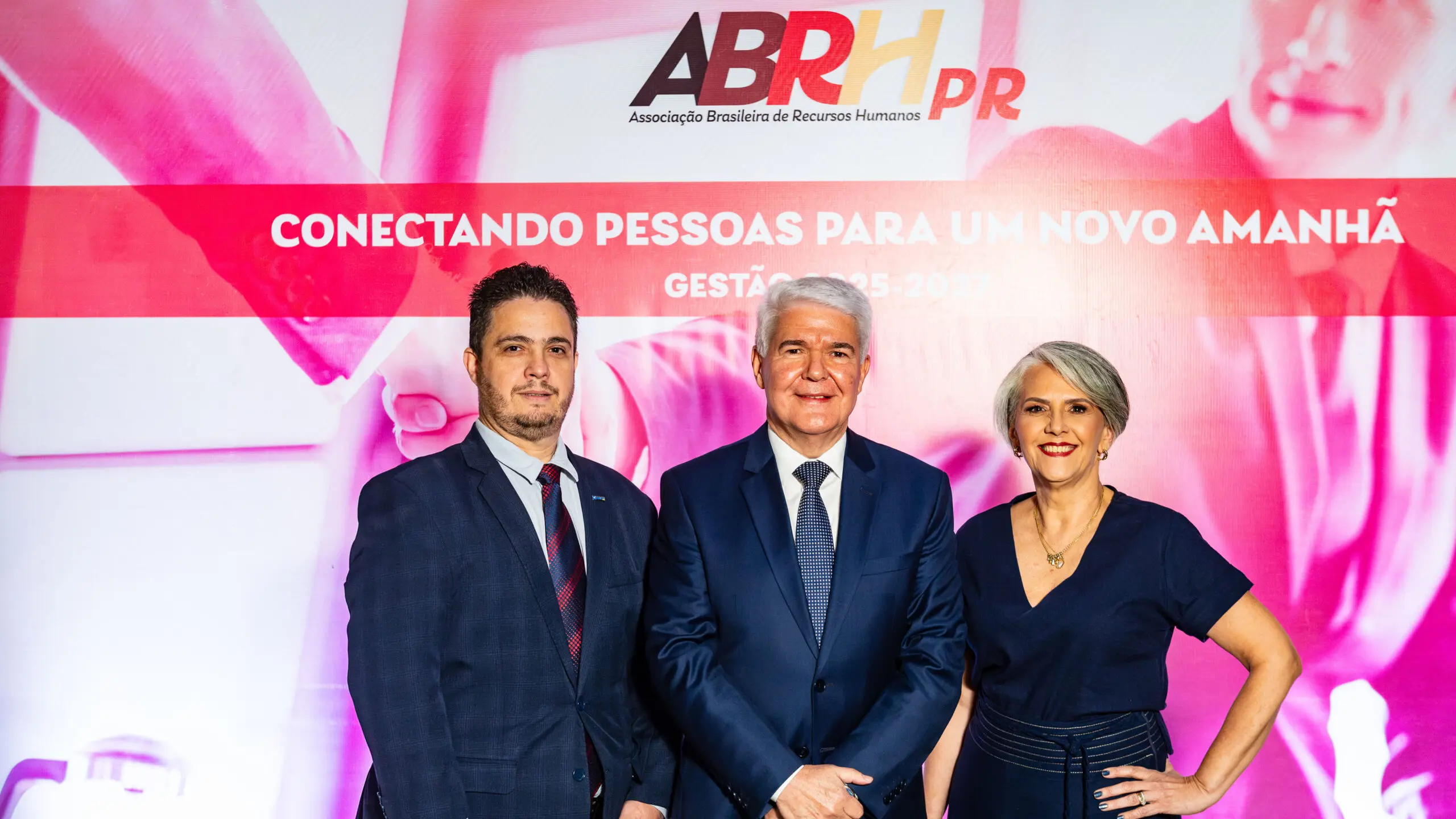 Diretoria da ABRH-PR reforça a importância do debate sobre a essência humana na era digital. Da esquerda para direita: Luis Humberto de Quental (vice-presidente financeiro e de mercado), Gilmar Silva de Andrade (presidente) e Vera Mattos (vice-presidente)