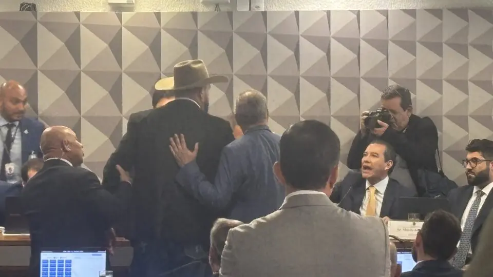 Sessão da CPMI com "Careca do INSS" começa com bate-boca e confusão no Senado.