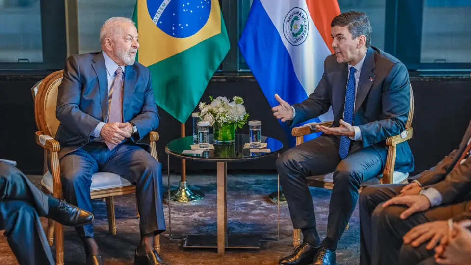 Presidentes do Brasil e do Paraguai em discussão sobre o Tratado de Itaipu.