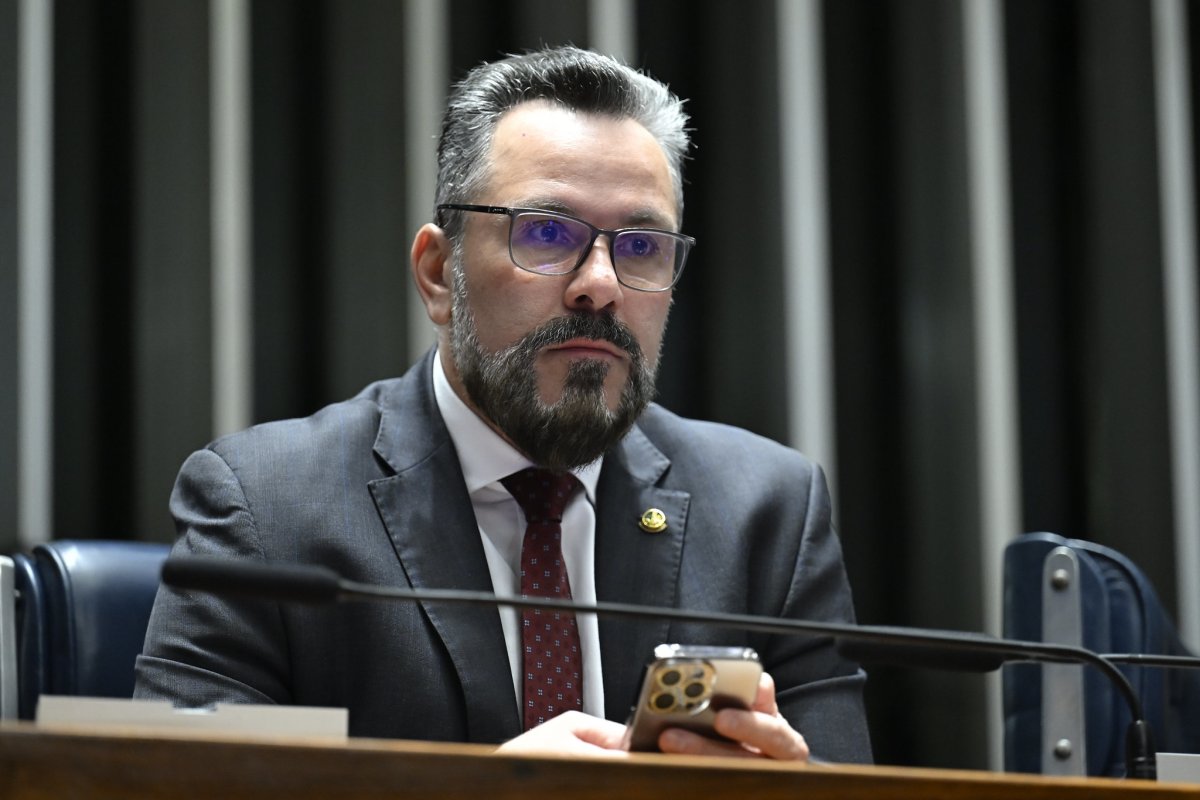 Senador Alan Rick lidera intenções de voto em levantamento do Paraná Pesquisas no Acre.