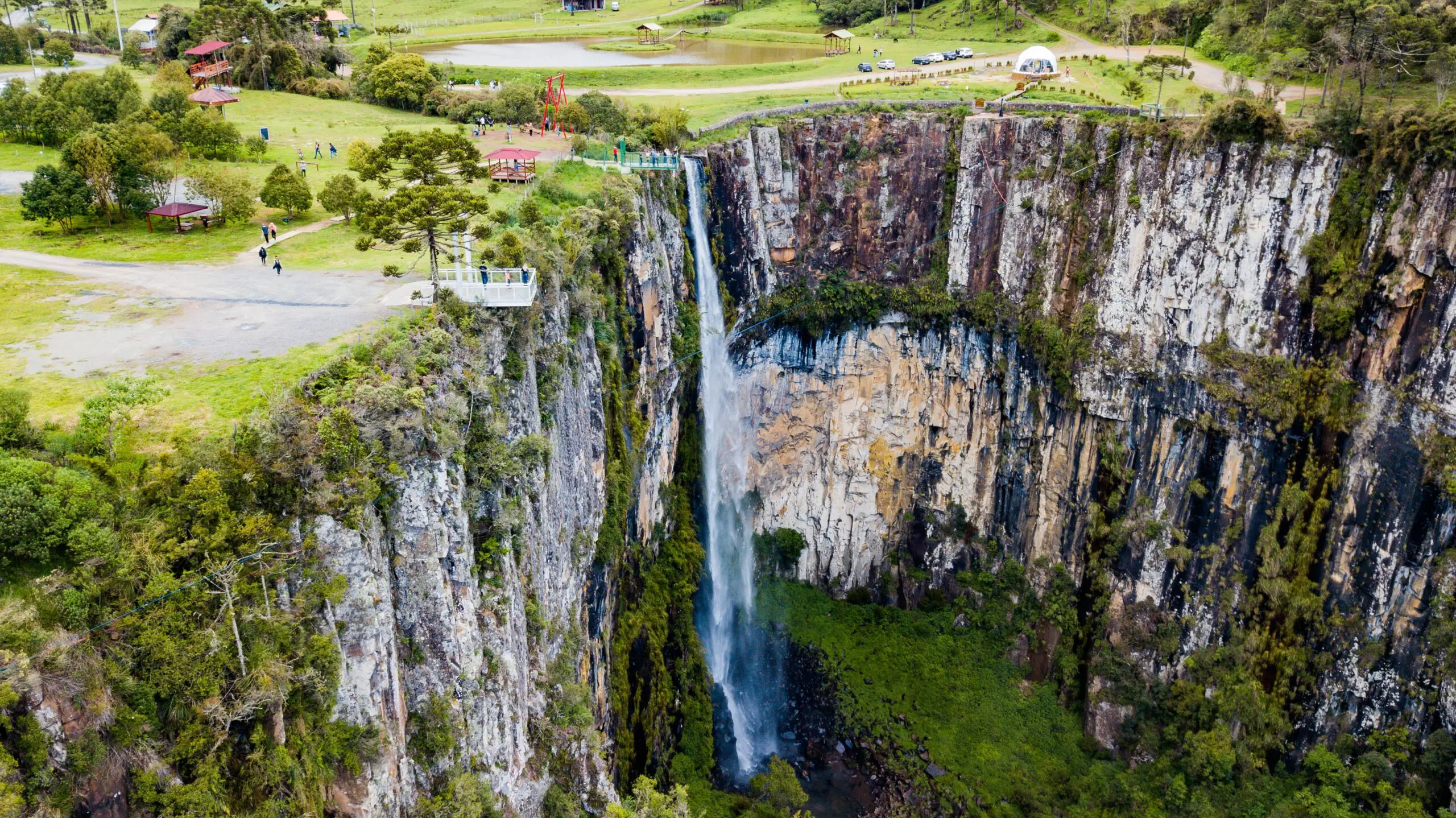 Cachoeira do Avencal, em Urubici (SC), um espetáculo natural que atrai turistas e fotógrafos em busca da força e da beleza catarinense.