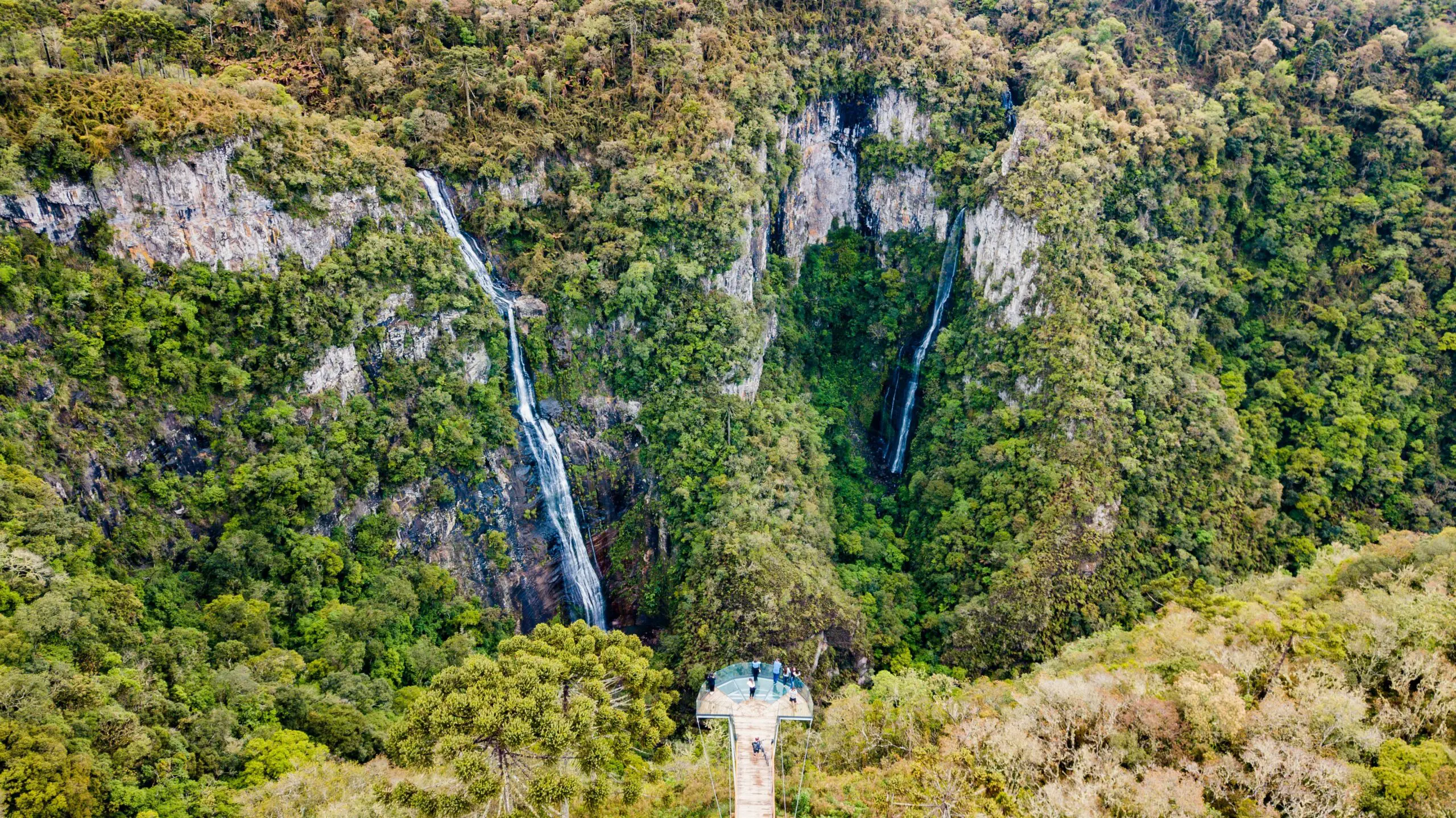 Cachoeira Papuã, em Urubici (SC): 120 metros de queda em meio à mata preservada e mirante de vidro panorâmico.