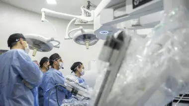 Cirurgião no Kuwait realizou, a 13 mil km de distância, operação inédita em paciente em Curitiba